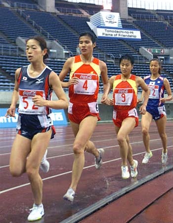 图文-董艳梅大雨中夺得东亚运女子田径万米金牌